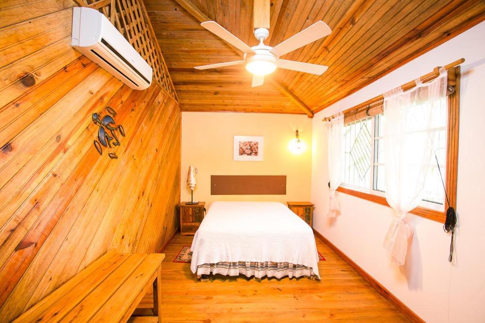 Wikkid Resort Dixon Cove Esterno foto