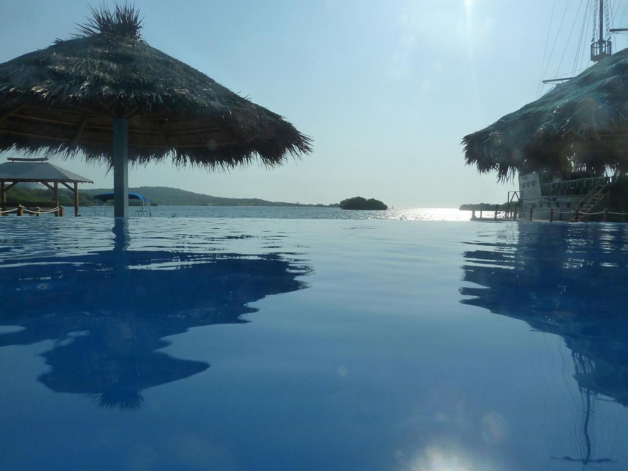 Wikkid Resort Dixon Cove Esterno foto