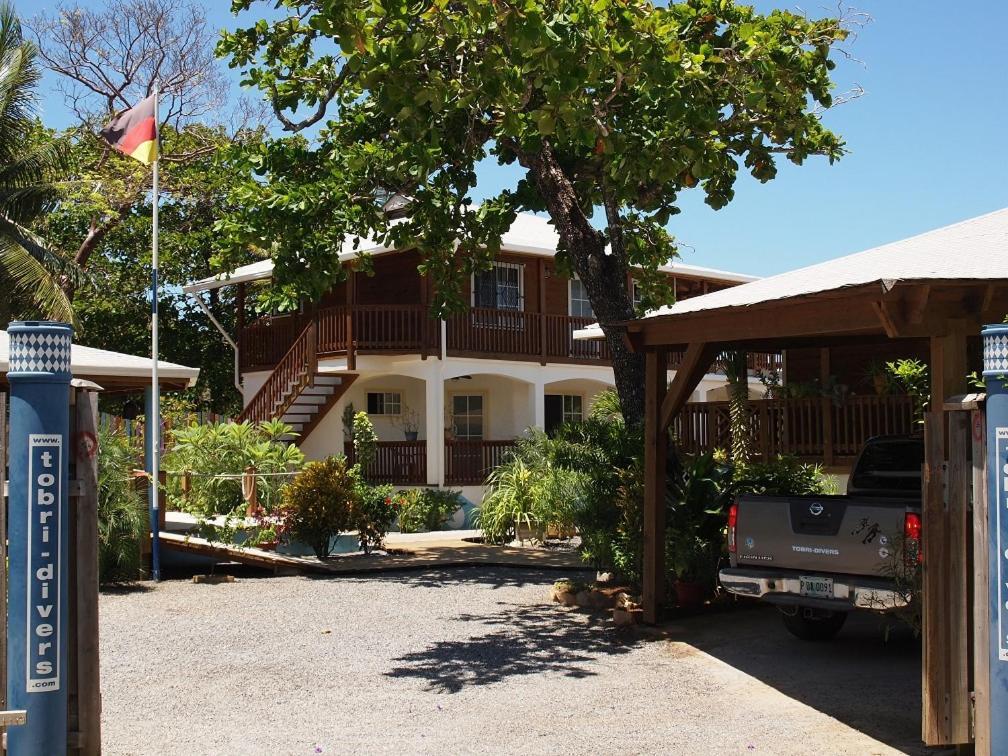 Wikkid Resort Dixon Cove Esterno foto