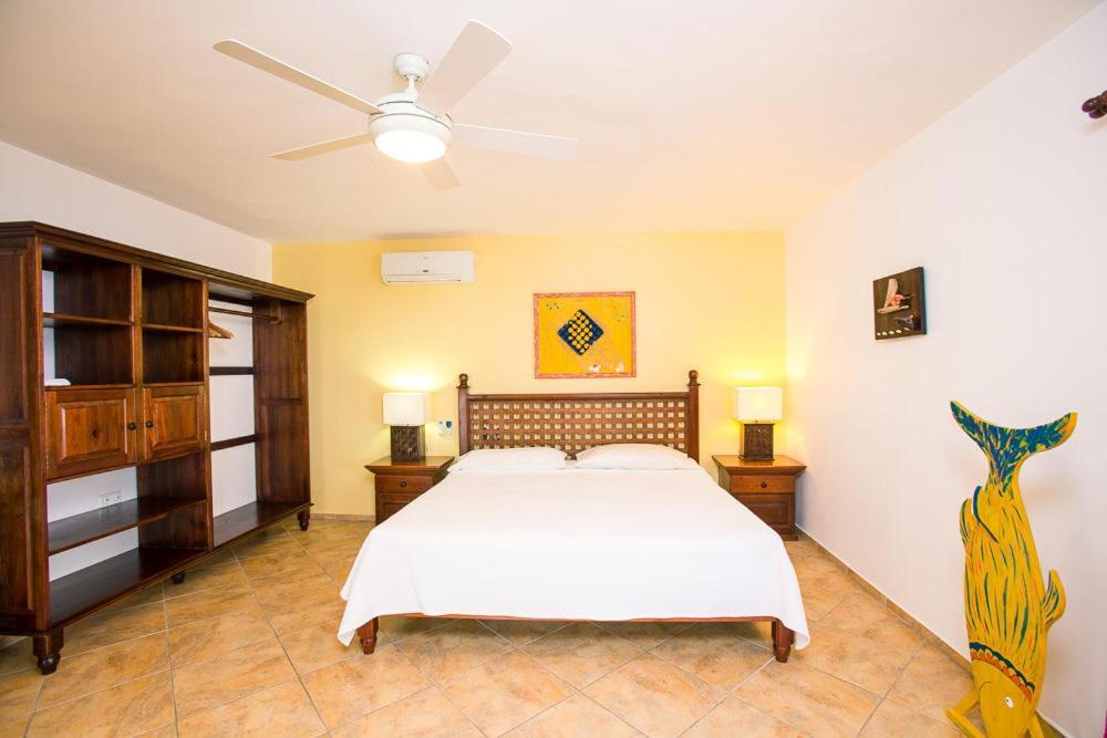 Wikkid Resort Dixon Cove Esterno foto